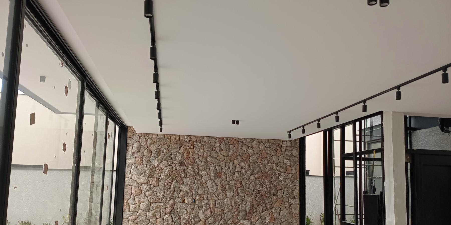 Acabamento · parede em pedra e iluminação